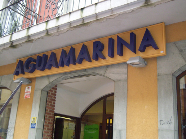Luminosos Jocar fachada de Aguamarina con letras corpóreas en aluminio