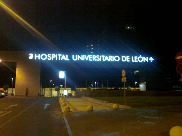 Luminosos Jocar fachada de hospital con letras corpóreas en aluminio