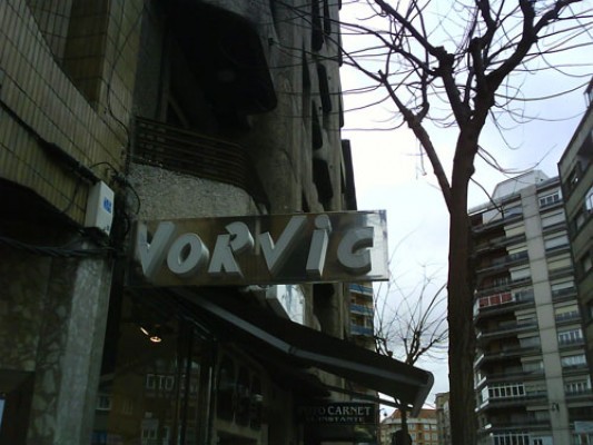 Luminosos Jocar fachada de tienda con letras corpóreas en aluminio
