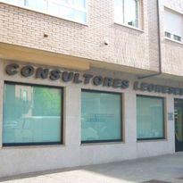 Luminosos Jocar fachada de Consultores Leoneses con letras corpóreas en aluminio