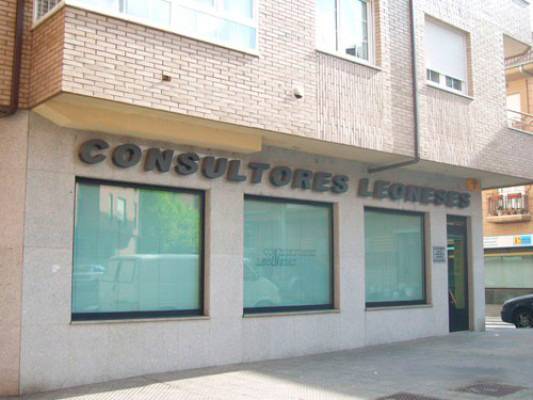 Luminosos Jocar fachada de Consultores Leoneses con letras corpóreas en aluminio