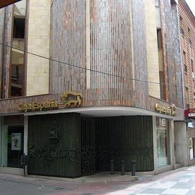 Luminosos Jocar fachada de Caja España con letras corpóreas de latón