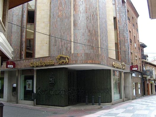 Luminosos Jocar fachada de Caja España con letras corpóreas de latón