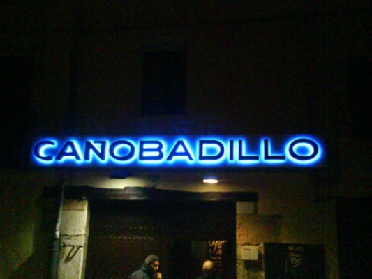Luminosos Jocar fachada de Cañobadillo con letras corpóreas en aluminio
