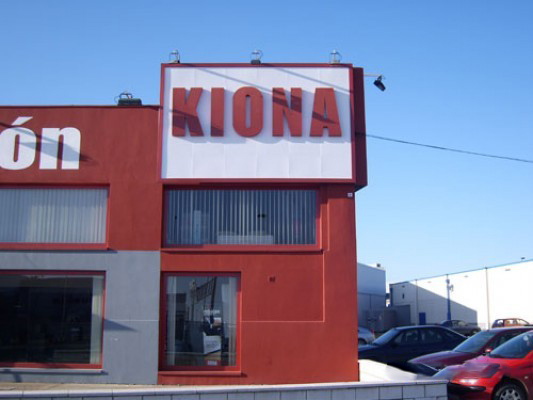 Luminosos Jocar fachada de Kiona con letras corpóreas en aluminio