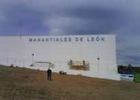 Luminosos Jocar fachada de Manantiales de León con letras corpóreas en aluminio