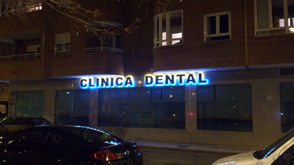 Luminosos Jocar fachada de clínica dental con letras corpóreas en aluminio