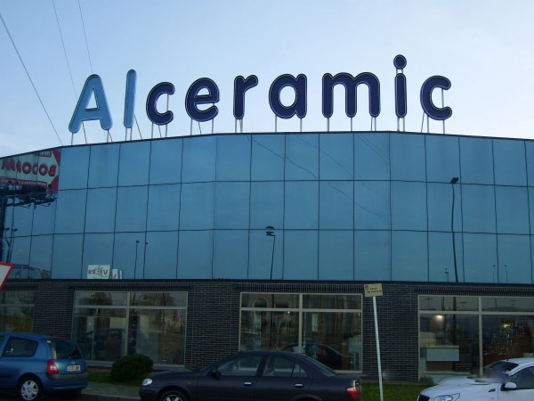 Luminosos Jocar fachada de Alceramic con letras corpóreas en aluminio