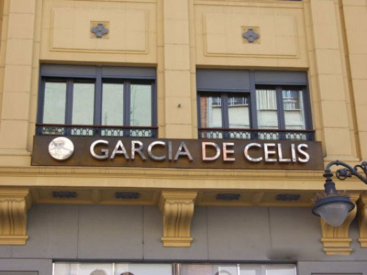 Luminosos Jocar fachada de Garcia de Celis con letras corpóreas de acero